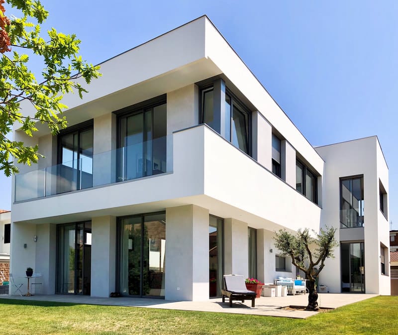 Residencia modernista en ciudad con diseño exclusivo.